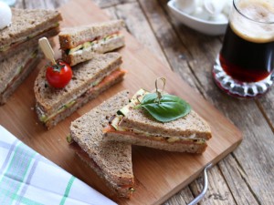 Ricetta Tramezzini di pane ai cereali con zucchine e salmone