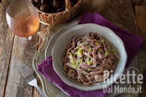 Ricetta Tagliatelle di castagne con porri e speck