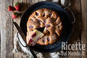Ricetta Torta cocco e fragole soffice. La ricetta morbidissima anche senza burro!