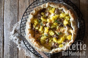 Ricetta Torta rustica con patate e salsiccia. Ricetta fredda o calda!