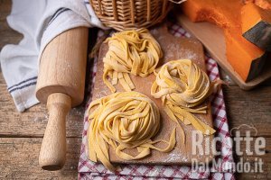 Tagliatelle di zucca. La ricetta della pasta fresca all'uovo con la zucca!