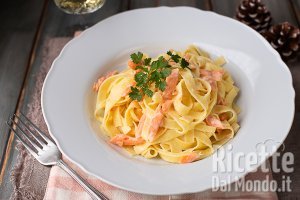 Tagliatelle al salmone affumicato. Il primo piatto per le feste semplice e gustoso!