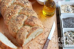 Ricetta Treccia integrale ai semi. La ricetta del pane rustico fatto in casa!