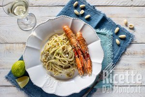Trenette con pesto di mandorle e scampi. La ricetta gourmet facile e veloce!