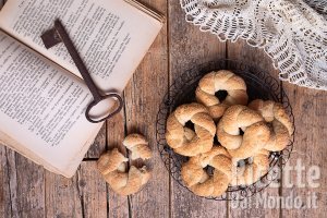 Ricetta Taralli dolci con lievito madre. La ricetta da fare anche con esubero!