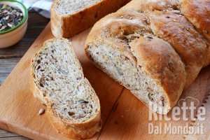 Ricetta Treccia integrale con semi e noci. La ricetta del pane rustico fatto in casa!