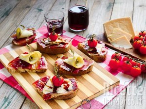Ricetta Tapas con jamón serrano. L'idea sfiziosa per una serata spagnola!