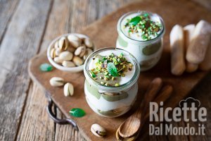 Ricetta Yogomisù al pistacchio. Il dolce al cucchiaio senza uova e senza cottura!