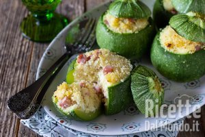 Ricetta Zucchine tonde ripiene di cous cous. Ricetta semplice con prosciutto e mozzarella