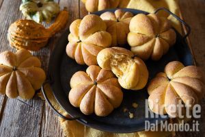 Ricetta Zucchette di pane morbide. La ricetta dei panini alla zucca di Halloween!