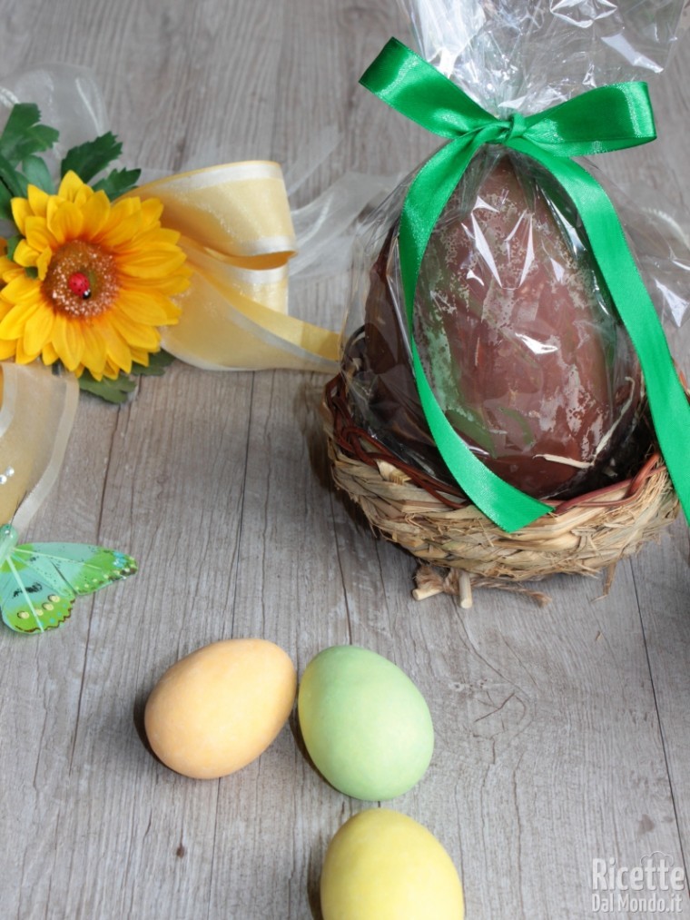 Semplice uovo di Pasqua nocciolato fatto in casa