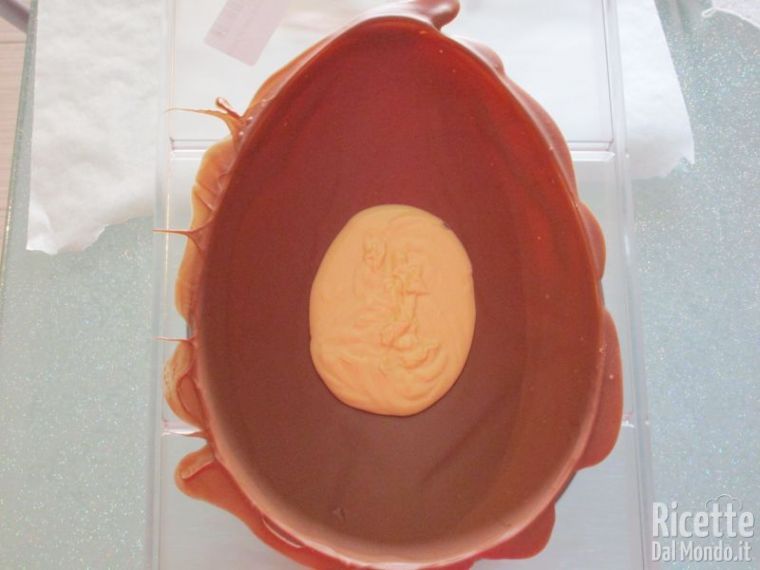 Versare il cioccolato negli stampi