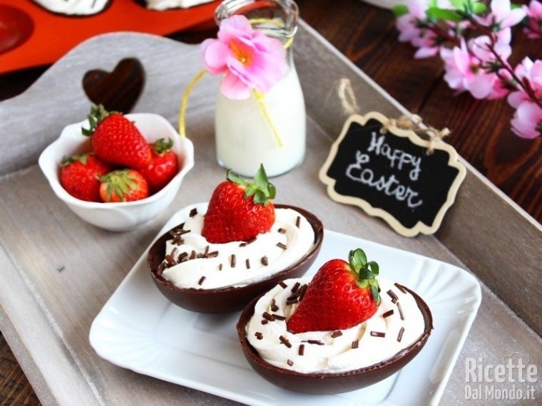 Semplici uova di cioccolato con crema di ricotta