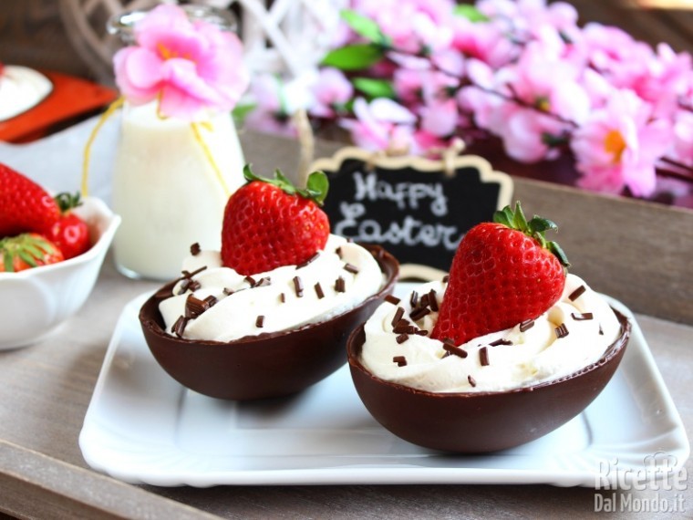 Fresche uova di cioccolato con crema di ricotta