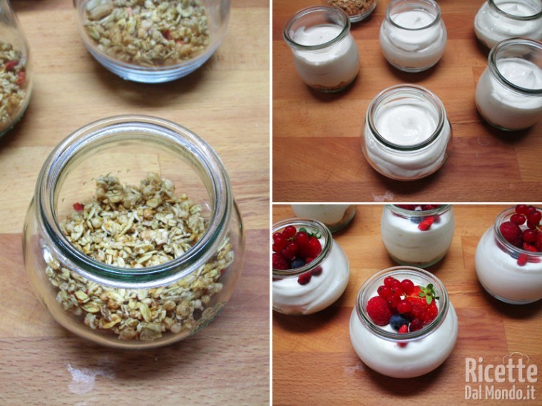 Riempire i vasetti con muesli e crema di ricotta