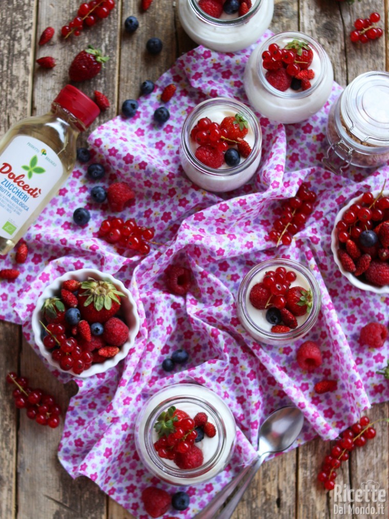 Semplici vasetti con crema di ricotta e yogurt