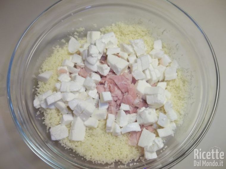 Unire il cous cous al prosciutto cotto e al fior di latte