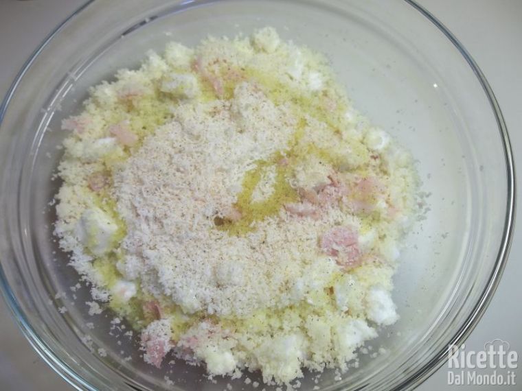 Aggiungere parmigiano, olio, sale e pepe