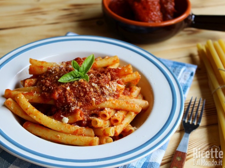 Ziti al ragù napoletano tradizionale