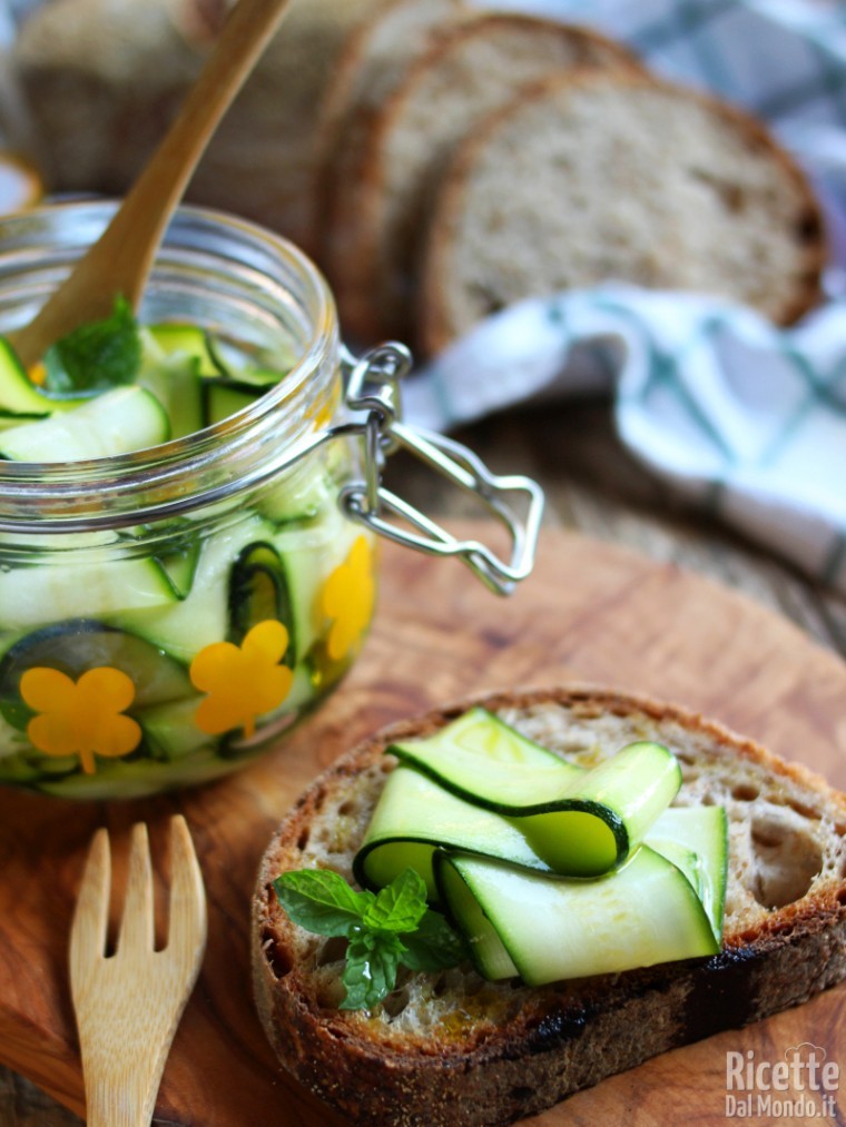 Come fare le zucchine marinate veloci e senza cottura