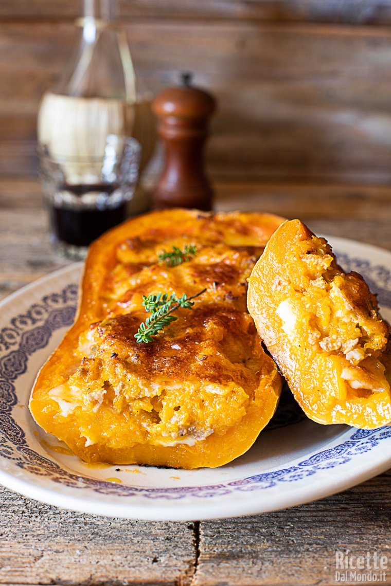Zucca ripiena al forno con salsiccia e mozzarella