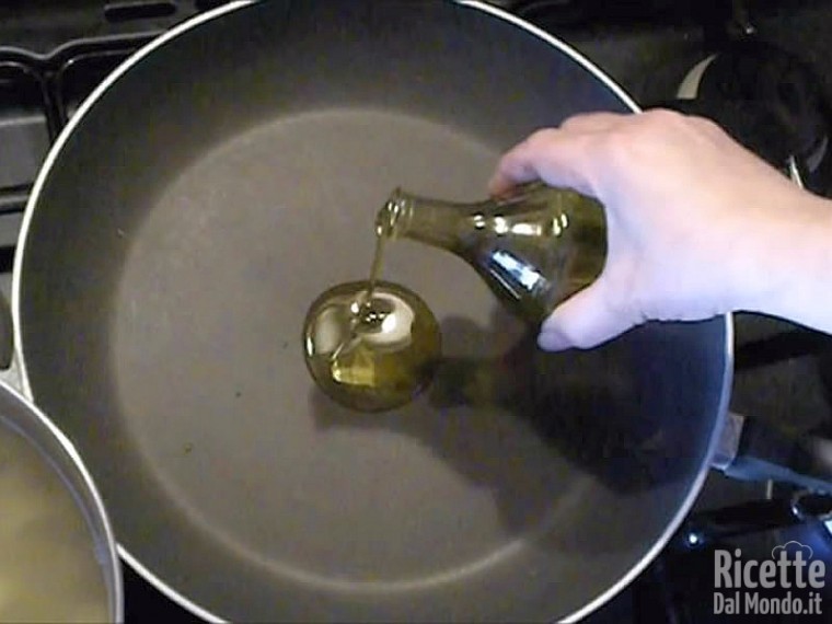 Aggiungere l'olio per friggere i gamberi