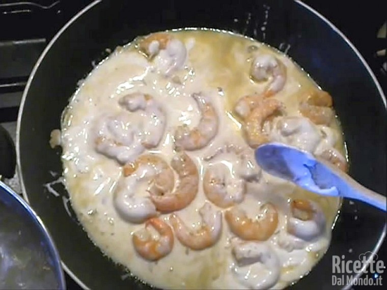 Versare la panna da cucina