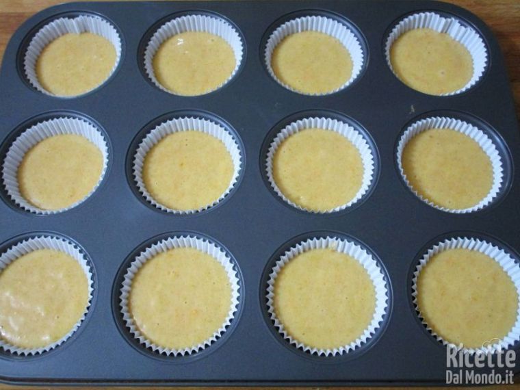 Versare l'impasto nello stampo