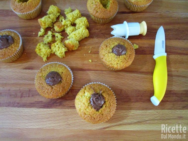 Riempire i muffin con la Nutella
