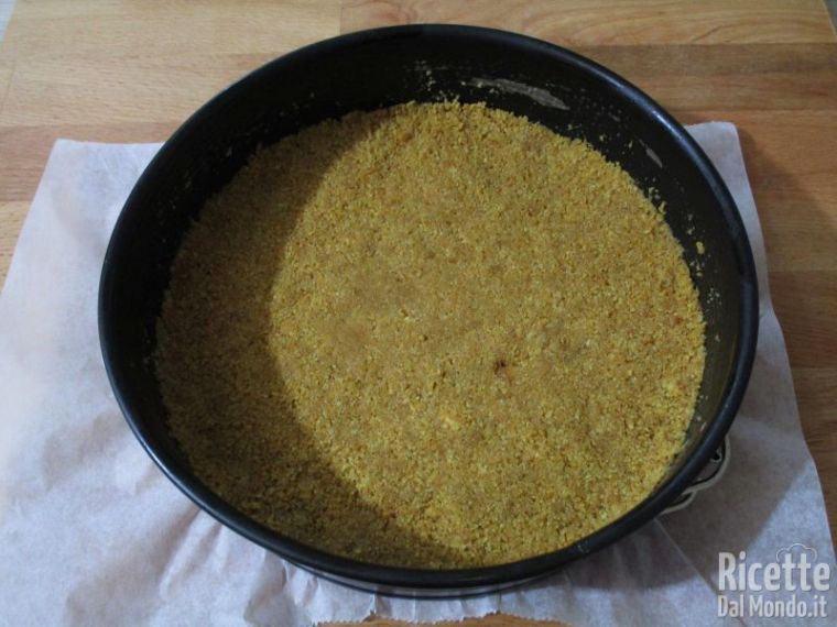 Versare il composto nella tortiera