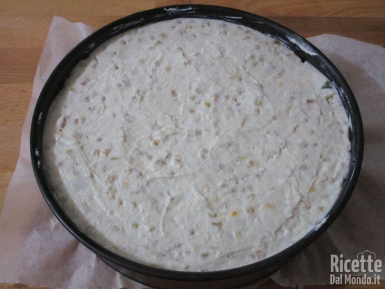 Versare la crema nella tortiera